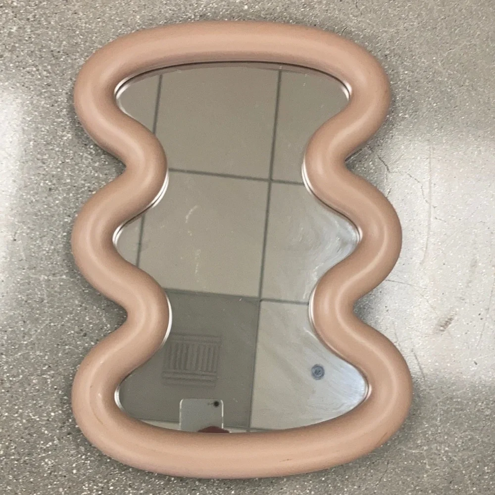 🪞💄 H&M Wavy Mirror - Beige Color - 10.75” x 15” 💋🪞